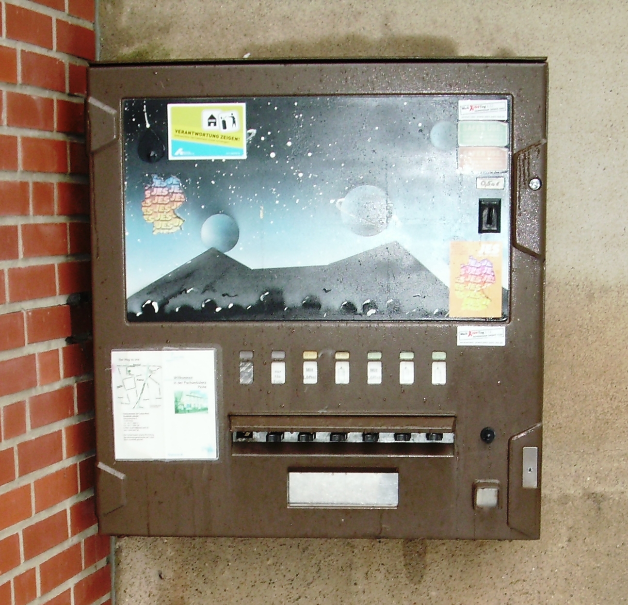 Der alte Automat, erstmalig 1996 Aufgestellt, oft repariert aber irgendwann war Schluss. Er entsprach auch nicht mehr den Anforderungen und Bedarf an alternativen Materialien zum Nichtintravenösem Konsum...